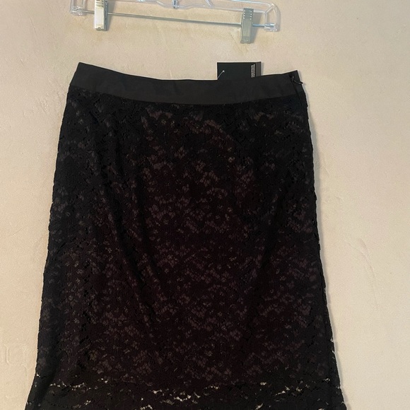 Black lace skirt - Picture 2 of 6
